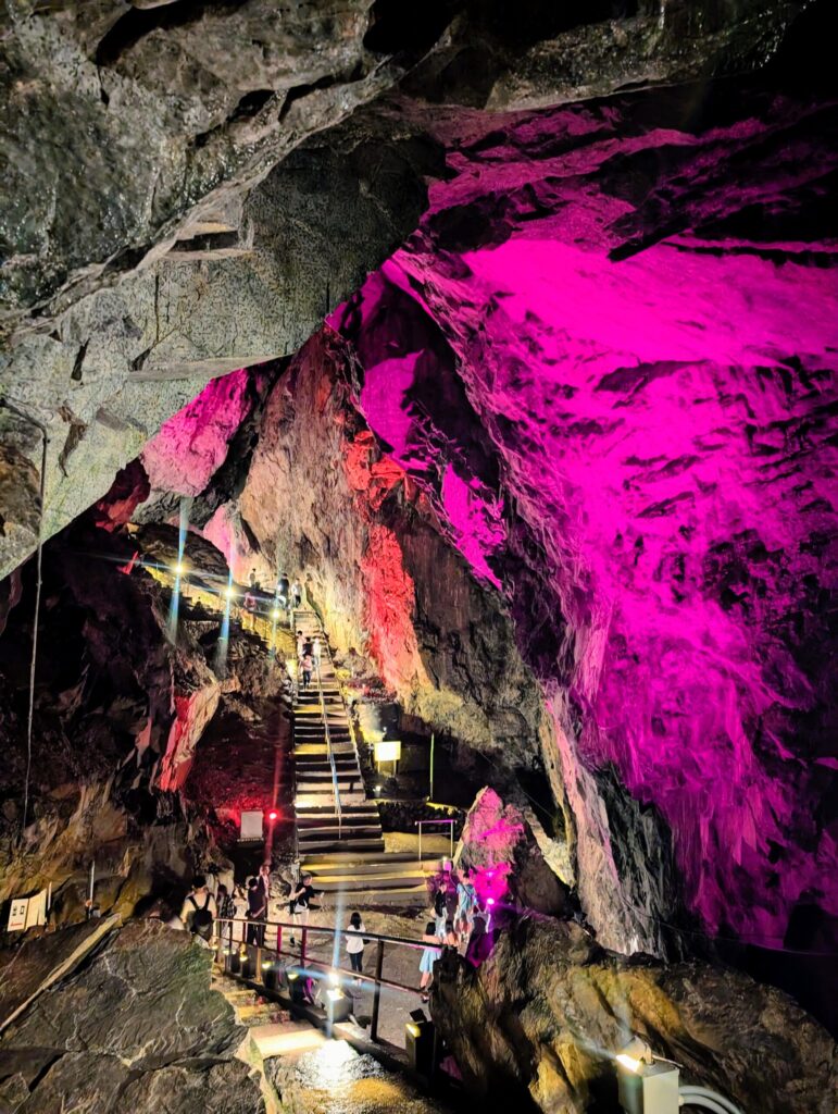 日原鍾乳洞の中