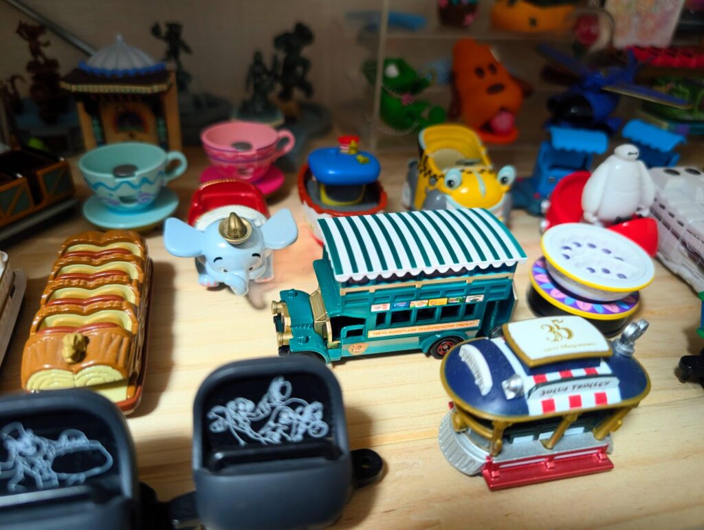 オムニバスのトミカとたくさんのディズニーアトラクションのトミカ