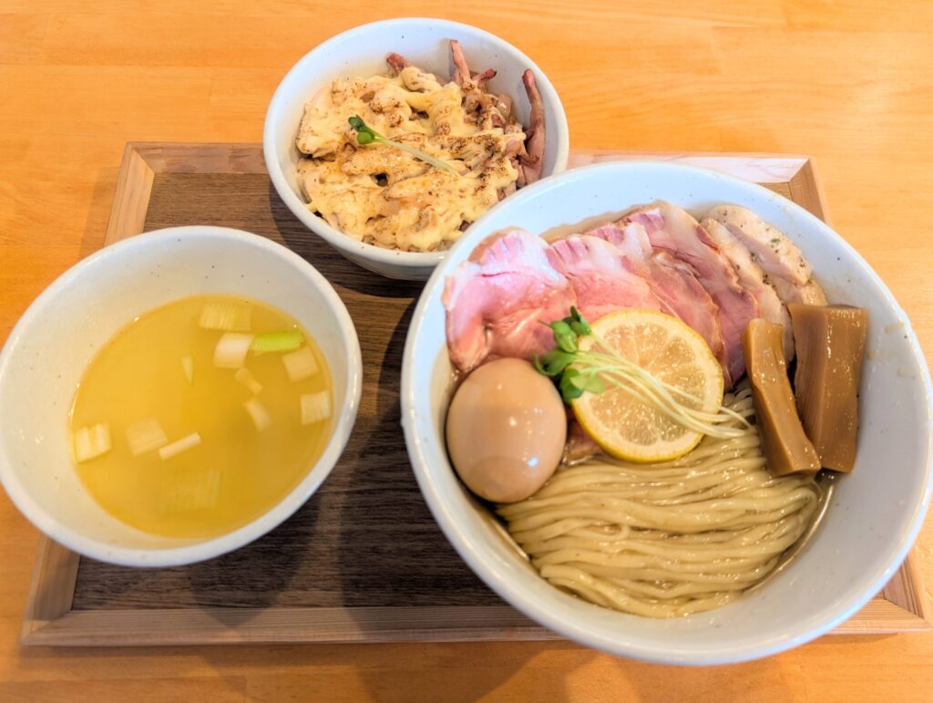 寒川の特性昆布水つけ麺と炙りチャーシューマヨ飯の写真