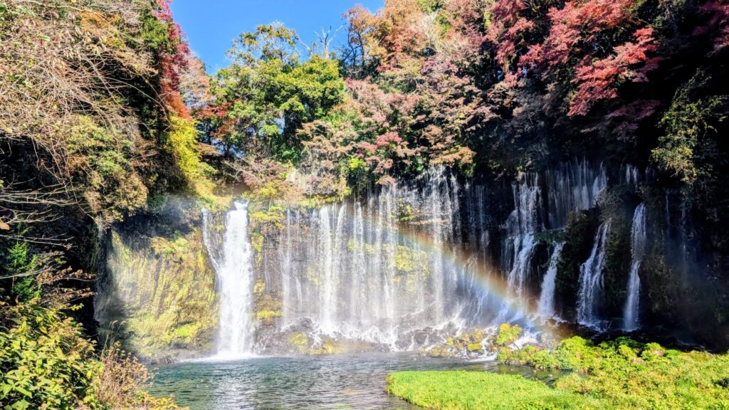 白糸の滝に虹がかかる様子
