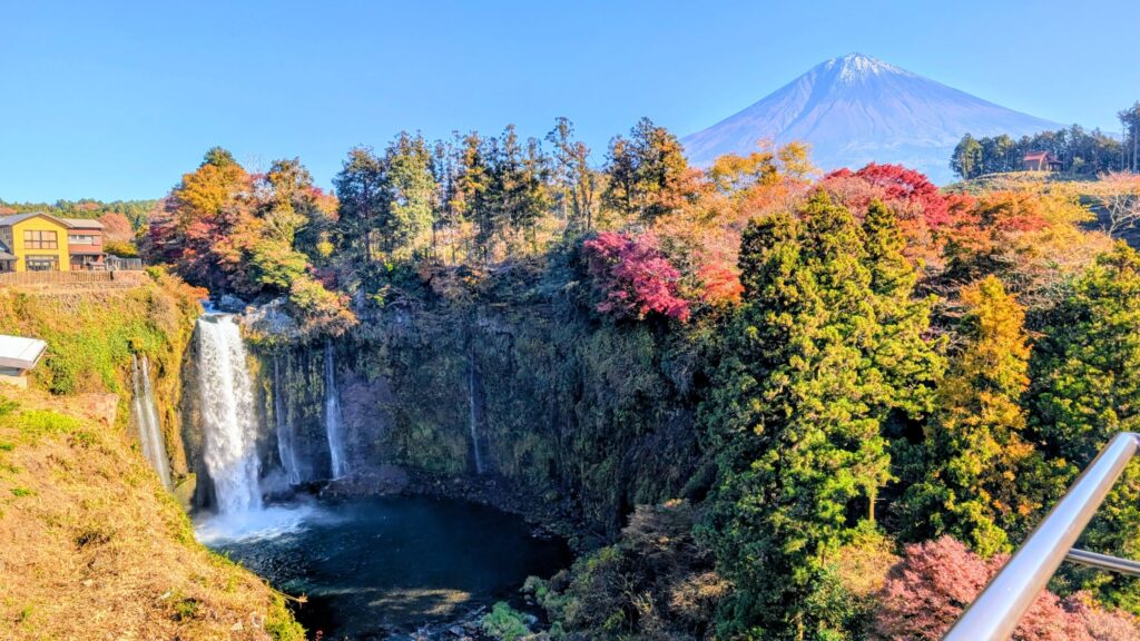 音止の滝と富士山と紅葉の絶景