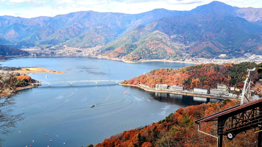 富士山パノラマロープウェイの山頂から見た河口湖