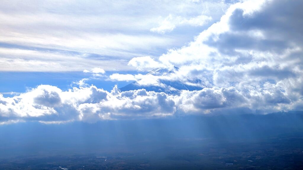 富士山パノラマロープウェイの山頂から見た雲がかった富士山