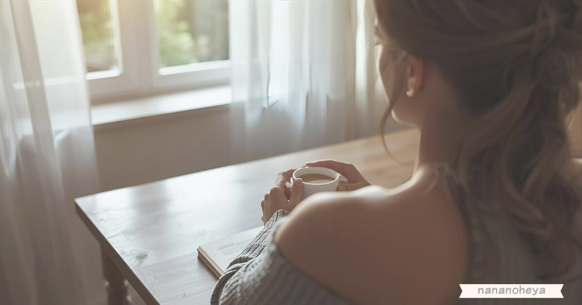 肩の力を抜いてひと息する女性